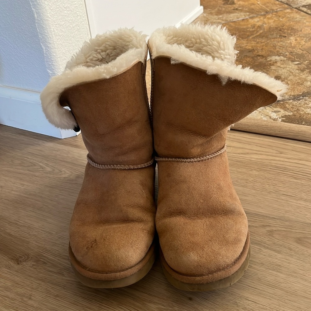 UGG Bailey Button